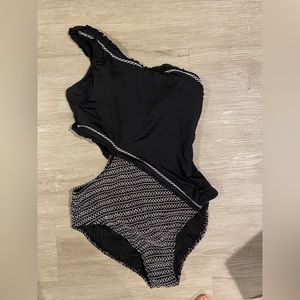 Cutout one shoulder swimsuit